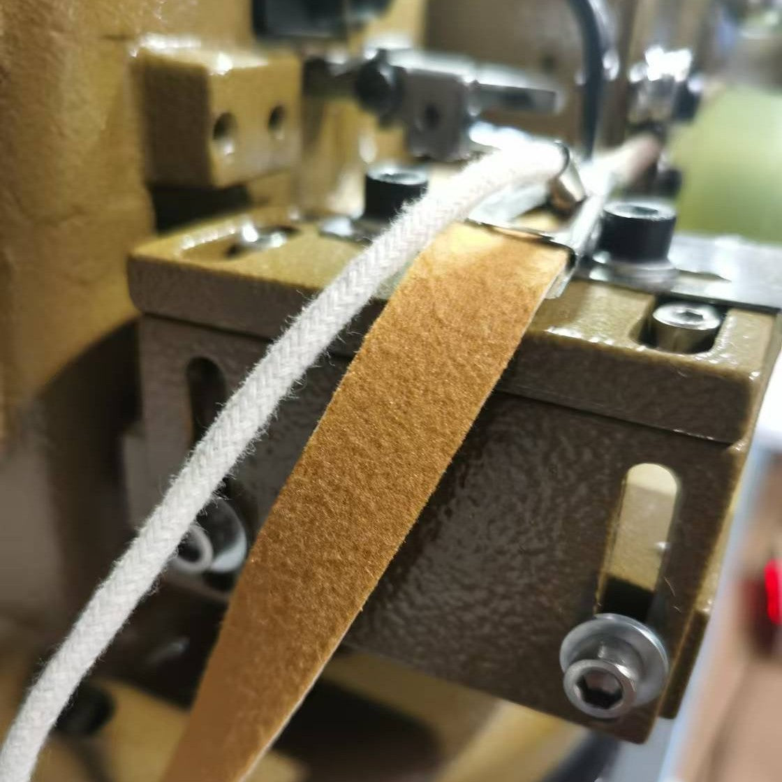 Single-needle Automatic Fur Rope Sewing Machine Multi-Purpose Leather Production Machinery for Data Line Fur Rope Drawing Sewing